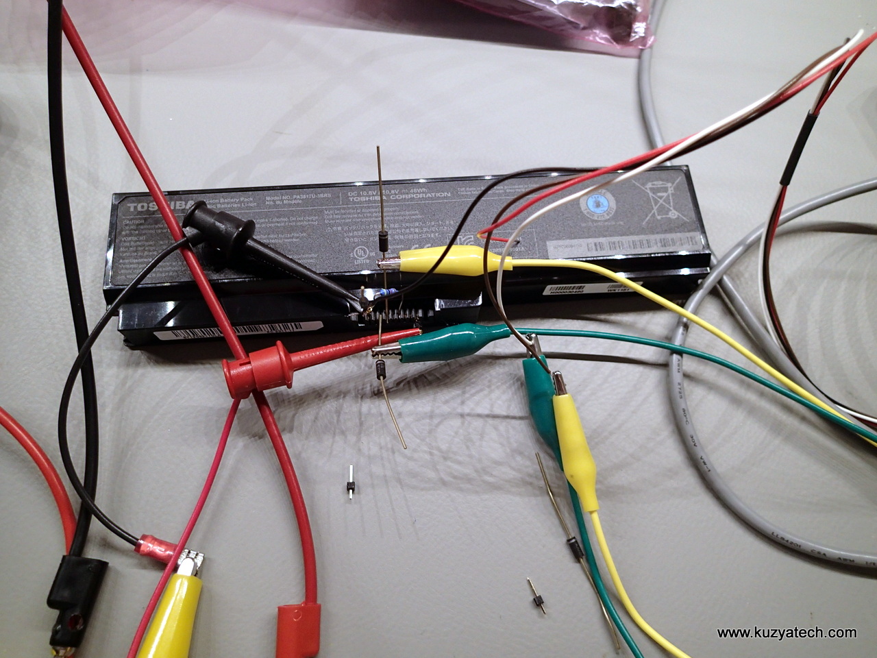 how to measure laptop battery voltage